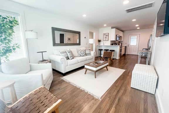 Beautiful 2BR Condo in Homewood next to SOHO - Image 1
