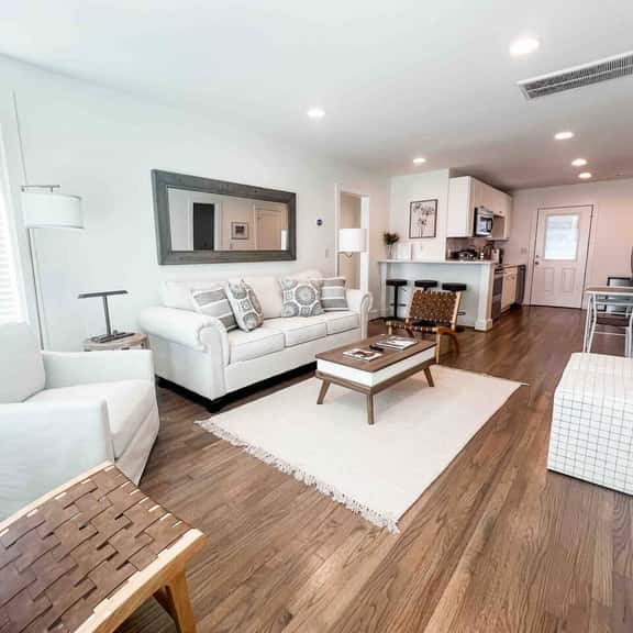 Beautiful 2BR Condo in Homewood next to SOHO - Image 1